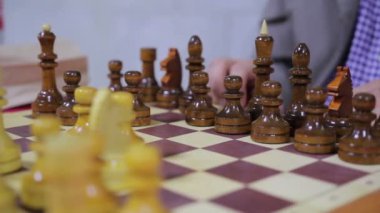 Kişinin gameroom ahşap bir yönetim kurulu satranç oyunu oynamak portre