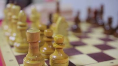 Güzel ahşap satranç taşları duran masa, yakın çekim video, hobi