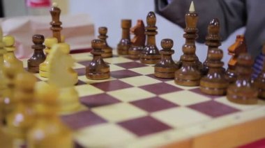 Satranç şekil taşıma ahşap Resepsiyon, ilginç bir oyun, yakın çekim çocuk