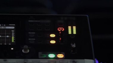 Yayın Studio, elektronik ses donanımları aydınlatma düğmeleri