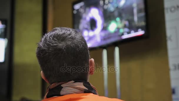 Ember játszik a népszerű videojáték, és nézi a Tv-képernyőn, szabadidő, hobbi — Stock videók
