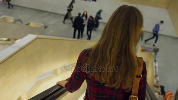 Wanita berambut panjang turun eskalator di pusat perbelanjaan, waktu luang, kehidupan kota — Stok Video