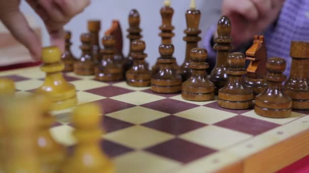 Mensen verplaatsen chess cijfers aan boord, vrijetijd, geestelijke ontwikkeling — Stockvideo