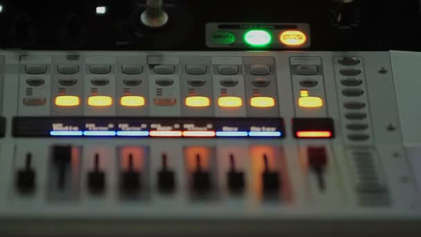 Vista en los botones del mezclador y los interruptores de canal, video re-enfocado de la consola de mezcla — Vídeos de Stock