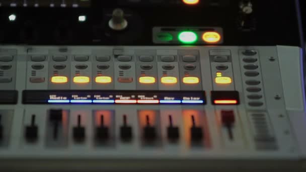 Panel con perillas mezcladoras y botones de iluminación en equipos de sonido, electrónica — Vídeos de Stock