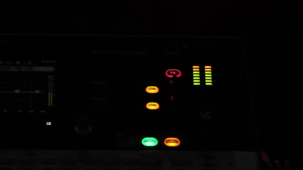 Vista em botões de iluminação e equalizador no console de áudio, equipamento de som — Vídeo de Stock