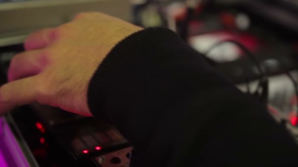 Χέρι του dj εναλλαγή κουμπιά μίξης στο νυχτερινό κέντρο, εξοπλισμό ήχου — Αρχείο Βίντεο