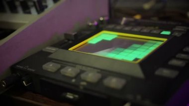 Aydınlatma ekolayzer panel düğmeleri ile gece kulübünde ses donanımları üzerinde göster