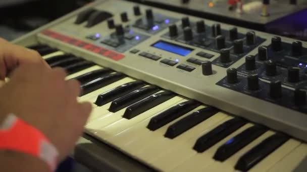 Muzikant spelen synthesizer op concert, dure geluidsapparatuur, muziek — Stockvideo