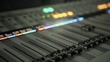 Düğmeleri, Fader aydınlatma ve topuzlar müzik stüdyosu ayarlama ile mikser