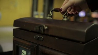 Hazine sandığı, altın tahta kutuya, servet yalan açılış erkek