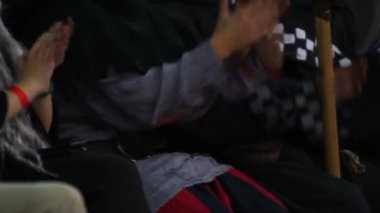 Performans izliyor ve alkış, canlandırma eski giysiler giyiyor seyirci