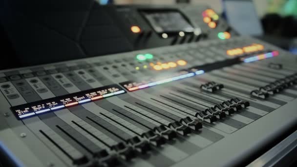 Console de mixage professionnelle avec faders et boutons de réglage, équipement sonore — Video
