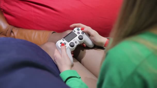 Joven mujer presionando botones en el mando, dama jugando videojuegos, chica gamer — Vídeos de Stock