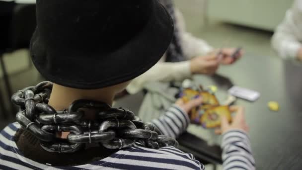 Man bär maskeraddräkter spela intressant brädspel med kort, fri tid — Stockvideo