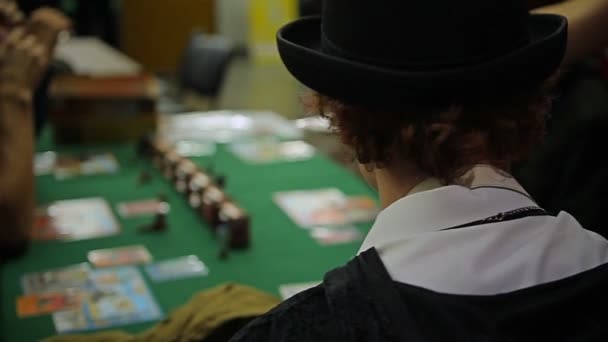 Arkadaşlar masa oyunu oyun kartları ile süslü elbiseler serin kostüm partisi — Stok video