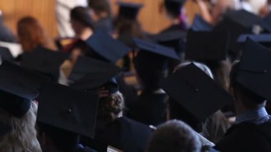 Kadın ve erkek öğrencilere üniversite kampüsünden mezun unutulmaz gün