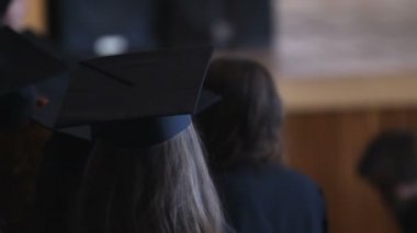 Mezuniyet gününde Rektör konuşma zevk mutlu kadın mezunu olay