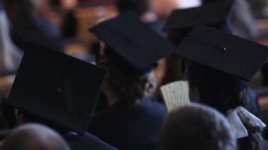 Yorgun Öğrenciler Üniversite Kampüsü, Binası'nda oturan insanlar mezun
