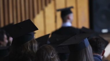 Neşeli kadın lisansüstü diploma ile almak için sahne için yürüyüş onur