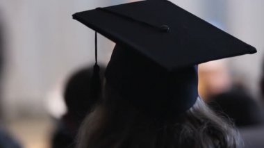 Elbise giyen şapka ve akademik esmer aşamada arıyorsunuz ve konuşma dinleme