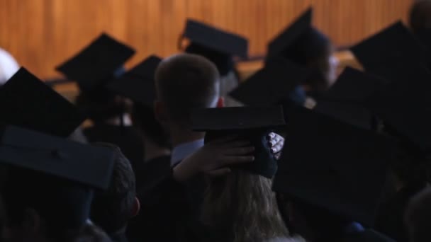 Studenti v černé šaty a čepice na promoce, budoucí