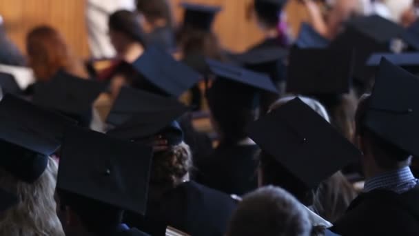 Kadın ve erkek öğrencilere üniversite kampüsünden mezun unutulmaz gün — Stok video