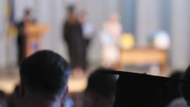 Menschen, die die Abschlussfeier in der Universitätsaula verfolgen, Zugang zu Bildung — Stockvideo