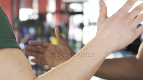 Dos amigos varones estrechando las manos en el gimnasio, brazos musculares de hombres fuertes, apoyo — Vídeos de Stock