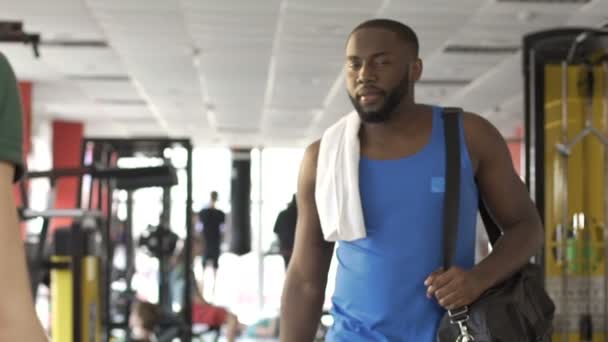 Homem afro-americano confiante e bem sucedido deixando ginásio após o treino, slow-mo — Vídeo de Stock