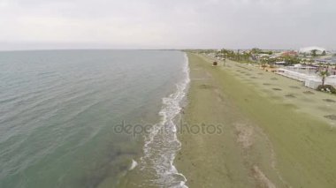Kıbrıs 'taki boş plajlar, tatil köyü yakınlarındaki ıssız sahil şeridi, turizm...