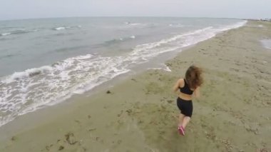 Plajda ateş Hava sahil üzerinde eğitim atlet kaçan güzel kız