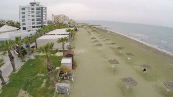 Csodálatos kilátás a kihalt strand szalma napernyők és napágyak, turizmus — Stock videók