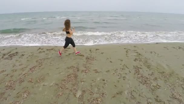 Vacker kvinna kör på stranden, Flygfoto på kvinnliga idrottare, sport — Stockvideo