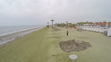 Güzel kadın çalışan beach, sağlıklı yaşam, kıyı hava atış