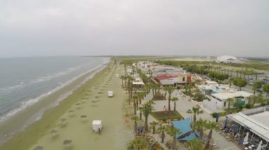 Çarpıcı dron Kıbrıs, ıssız alan otelin yakınındaki boş plaj boyunca vurdu