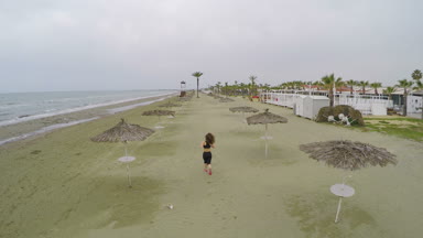 Kıbrıs ' ta hava atış boş plaj boyunca çalışan ince rakam olan kadın
