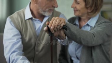 Çift birlikte, baston üzerinde mutlu insanlar elele oturan yaşlı