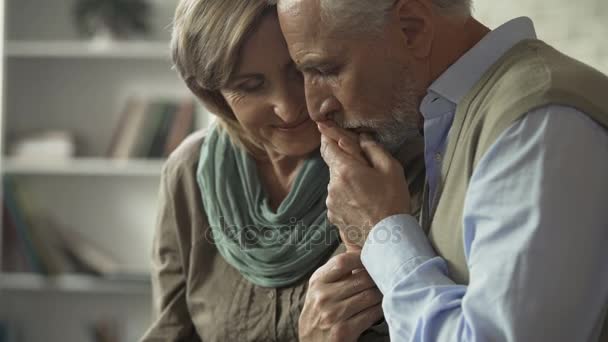 Счастливая старшая пара сидя вместе мужчина целует женщину руку, успешный брак — стоковое видео