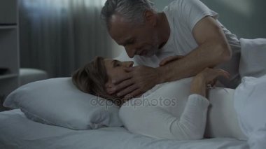 Подруги целуются и ласкают руками Подруги целуются и ласкают руками