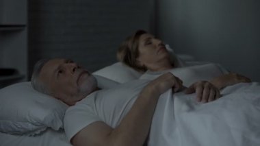 Ona, geri dönüş yaşlı kadın yakınındaki, uyku seyir yatakta erkek kavga