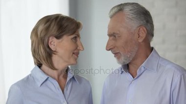 Yaşlı adam ve kadın birbirine, kafa koyarak aile armoni bakarak