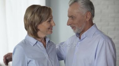 Yaşlı çift birbirine, sarılma, adam baş kadın boyun karşı koyarak bakarak