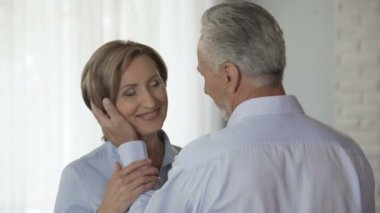 Yaşlı erkek alnını onun karşı koyarak, duygularını seven kadın yanak çukurluğu