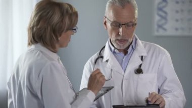 Tartışma sonuçlarına, tutan kadın doktorlar tablet, dostum ile not etmek