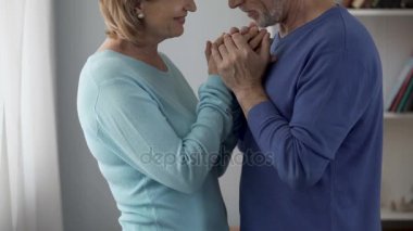 Birbirimizi eller tarafından holding üst düzey çift aşk hassasiyet kadın, öpüşme