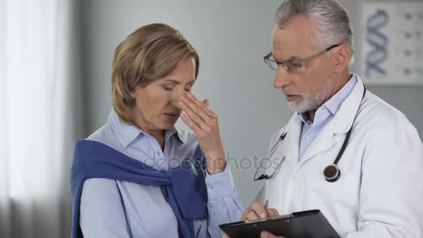 Doctor hablando con su paciente, mujer comienza a llorar, malas noticias, oncología — Vídeos de Stock