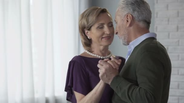 Nyugdíjas férfi és nő táncol, Csókos asszony kezét, az ember társkereső klub idősek — Stock videók