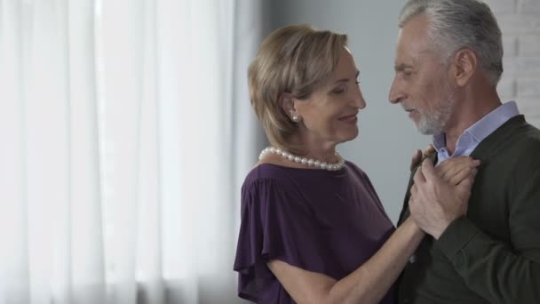 Casal de idosos dançando e olhando uns para os outros, montando cabeças juntos, amor — Vídeo de Stock
