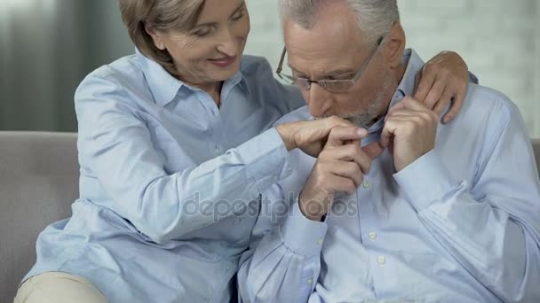 Couple âgé assis sur le canapé ensemble, homme embrassant femme mains et cou, amour — Video